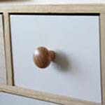 bouton-contemporain-pin-naturel-verni-7250-2